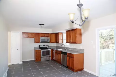 8757 S Loop Rd, Slatington, PA 18080 photo 5