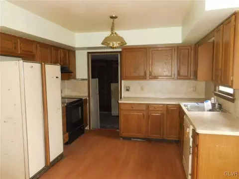 534 E Main St, Bath, PA 18014 photo 3