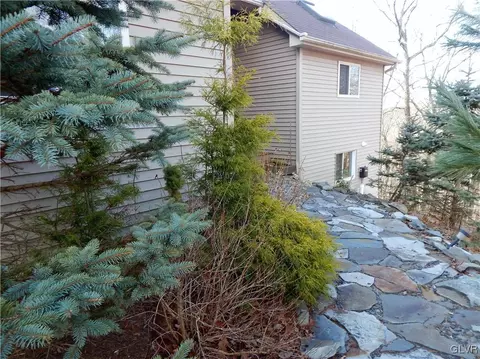 133 Durham Ct, Saw Creek, PA 18324 photo 2