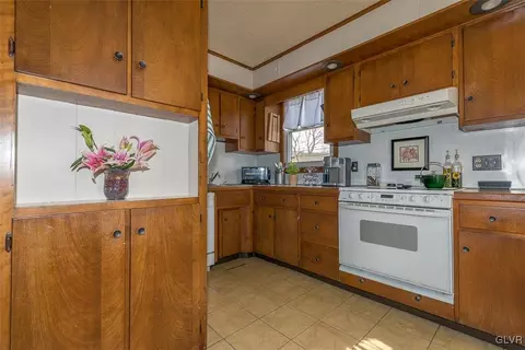 475 Birch Rd, Hellertown, PA 18055 photo 3