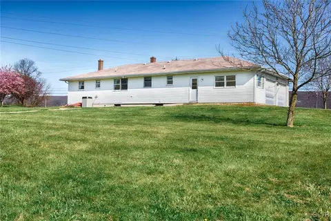 2287 E Scenic Dr, Bath, PA 18014 photo 4