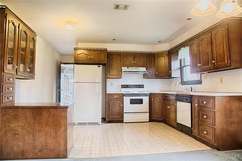 2287 E Scenic Dr, Bath, PA 18014 photo 5