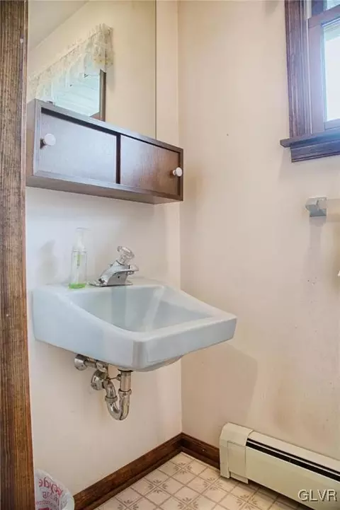 2287 E Scenic Dr, Bath, PA 18014 photo 8