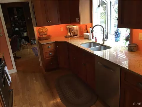 625 E Macada Rd, Bethlehem, PA 18017 photo 2