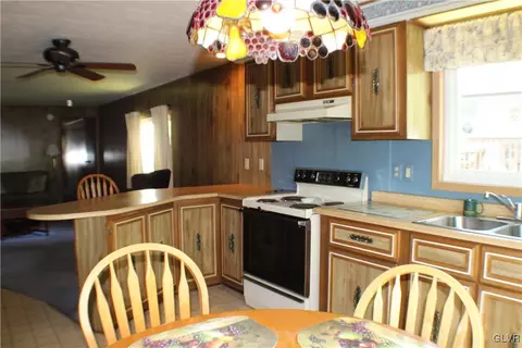7 Springridge Rd, Bath, PA 18014 photo 4