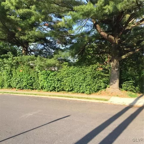 1401 Clauser St, Hellertown Boro, PA 18055 photo 2