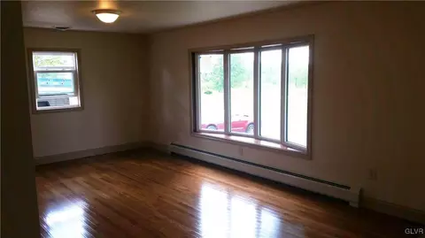 680 Point Phillips Rd, Bath, PA 18014 photo 4