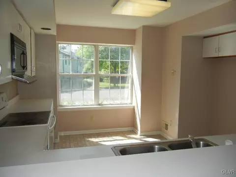 116 Quaker Dr, Bethlehem, PA 18020 photo 5