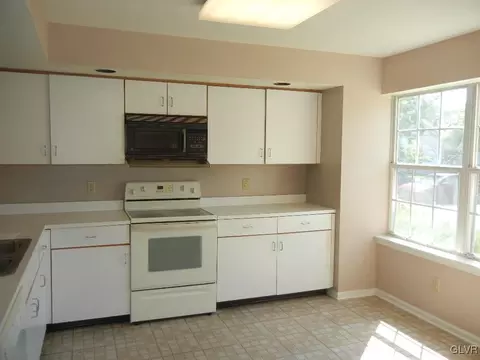 116 Quaker Dr, Bethlehem, PA 18020 photo 4