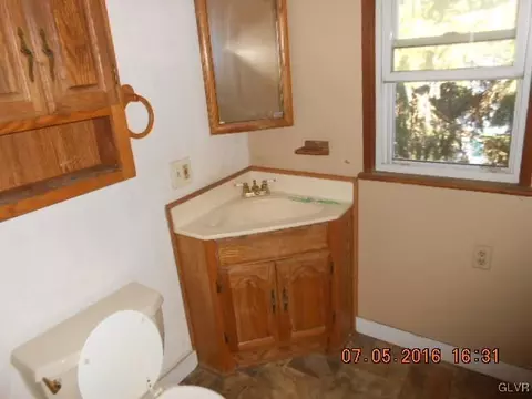 127 N Walnut St, Bath, PA 18014 photo 6