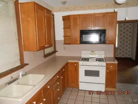 127 N Walnut St, Bath, PA 18014 photo 3