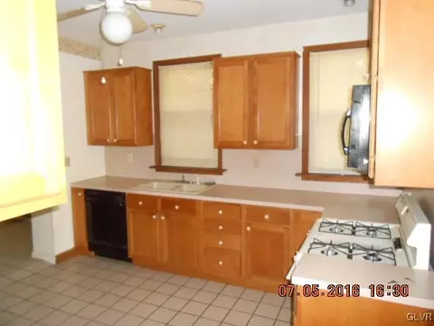 127 N Walnut St, Bath, PA 18014 photo 5