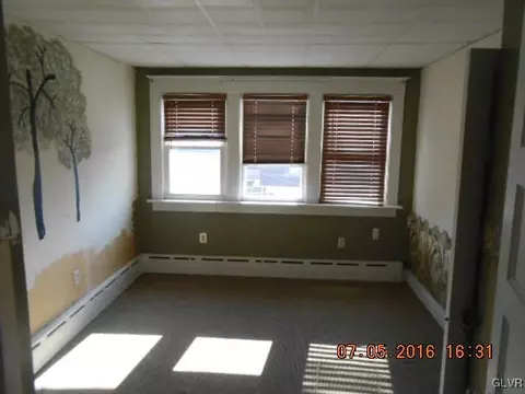 127 N Walnut St, Bath, PA 18014 photo 8