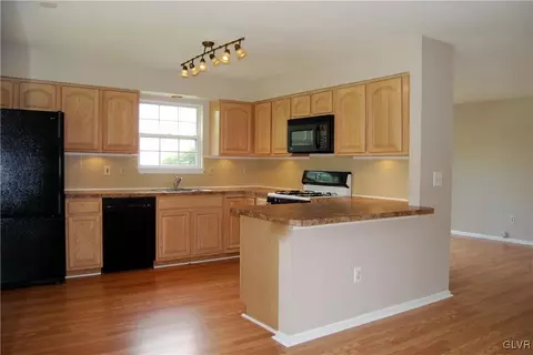 1946 Pine Ct, Hellertown, PA 18055 photo 7