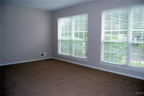 1946 Pine Ct, Hellertown, PA 18055 photo 4