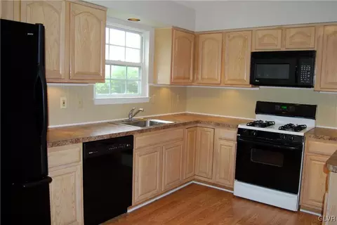1946 Pine Ct, Hellertown, PA 18055 photo 6