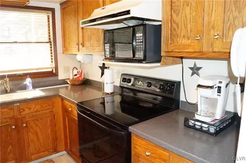 2553 Scenic Dr, Bath, PA 18014 photo 5