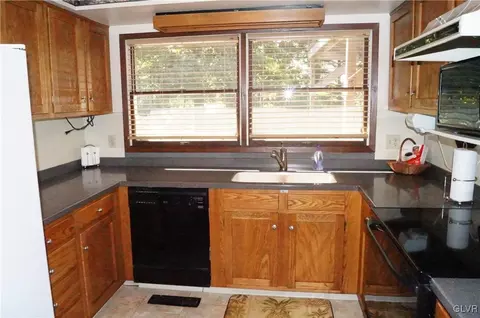 2553 Scenic Dr, Bath, PA 18014 photo 3