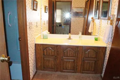 2553 Scenic Dr, Bath, PA 18014 photo 12