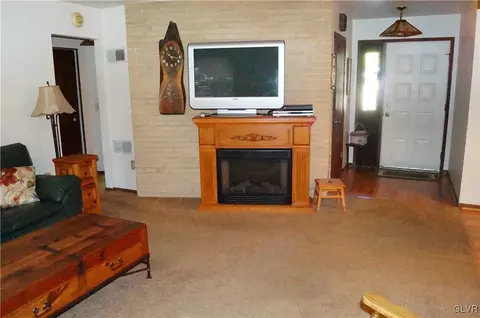 2553 Scenic Dr, Bath, PA 18014 photo 9