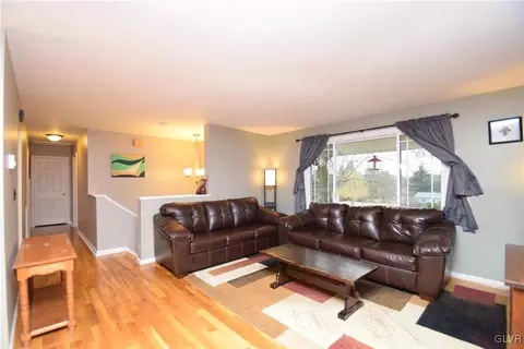556 Round Table Dr, Nazareth, PA 18064 photo 4