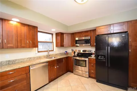 556 Round Table Dr, Nazareth, PA 18064 photo 8
