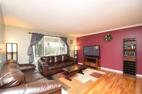 556 Round Table Dr, Nazareth, PA 18064 photo 3