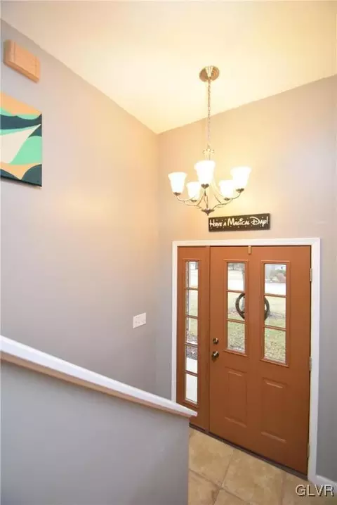 556 Round Table Dr, Nazareth, PA 18064 photo 2