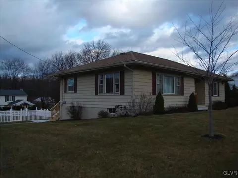 206 E 2nd St, Wind Gap, PA 18091 photo 5