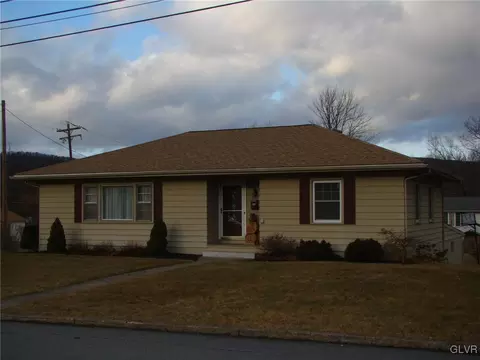 206 E 2nd St, Wind Gap, PA 18091 photo 2
