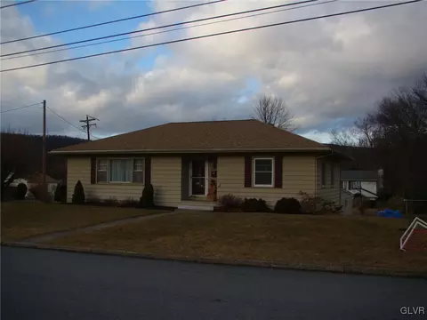 206 E 2nd St, Wind Gap, PA 18091 photo 3