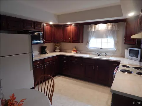 2449 Fox Rd, Bath, PA 18014 photo 9