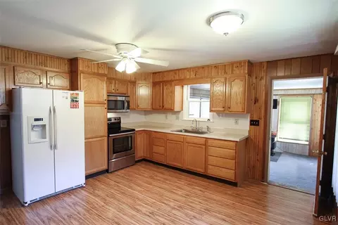 516 Spring Valley Rd, Reading, PA 19604 photo 2