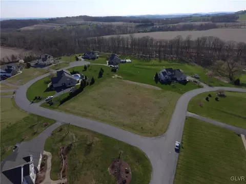 2751 Grapevine Ct, Moore Twp, PA 18014 photo 1
