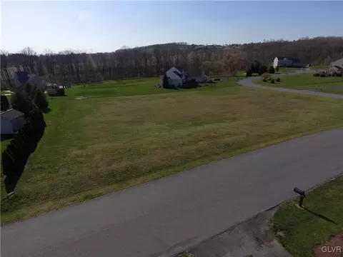 2751 Grapevine Ct, Moore Twp, PA 18014 photo 3