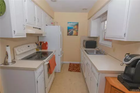 512 Old Forge Dr, Bath, PA 18014 photo 9