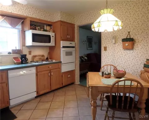 875 Willow Rd, Hellertown, PA 18055 photo 4