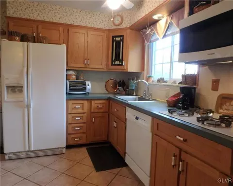 875 Willow Rd, Hellertown, PA 18055 photo 3