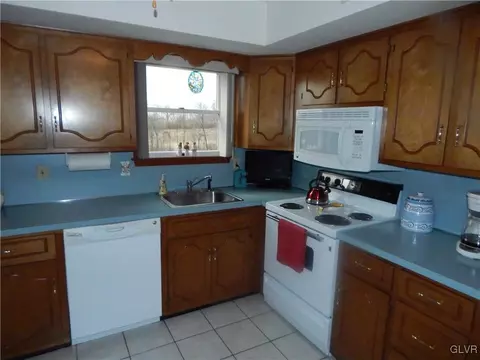 2447 Fox Rd, Bath, PA 18014 photo 18