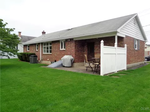 1077 New Jersey Ave, Hellertown, PA 18055 photo 4