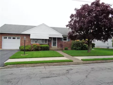 1077 New Jersey Ave, Hellertown, PA 18055 photo 2