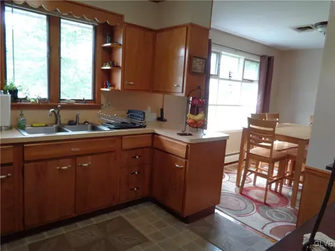 1077 New Jersey Ave, Hellertown, PA 18055 photo 11