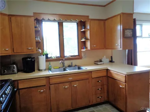 1077 New Jersey Ave, Hellertown, PA 18055 photo 10