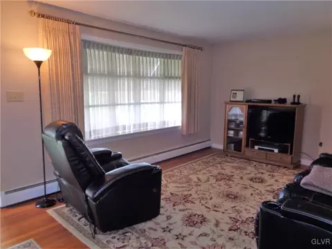 1077 New Jersey Ave, Hellertown, PA 18055 photo 6