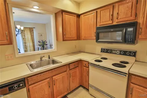 2880 Greenleaf Ct, Bethlehem, PA 18017 photo 8