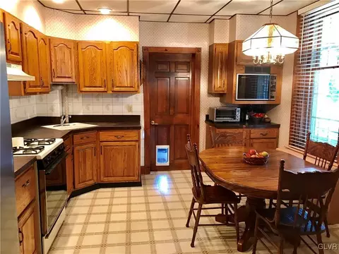 263 E Main St, Bath, PA 18014 photo 8