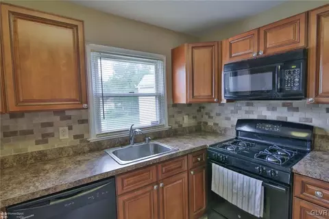 501 E Saucon St, Hellertown, PA 18055 photo 12