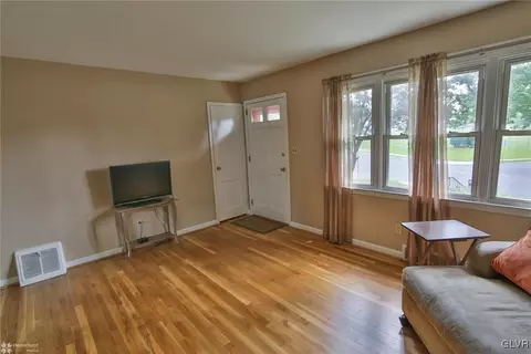 501 E Saucon St, Hellertown, PA 18055 photo 4