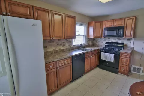 501 E Saucon St, Hellertown, PA 18055 photo 11