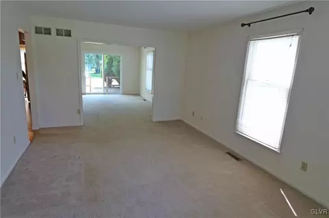 5513 Jaclyn Ln, Bethlehem, PA 18017 photo 2